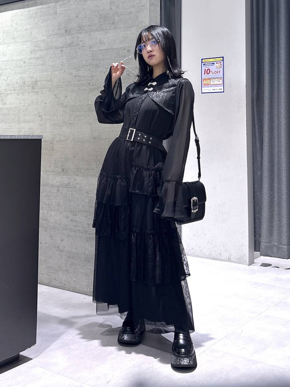 ホワイト系のタンクトップ、ブラック系のショルダーバッグ、グレー系のローファーを着用したレディースの春コーディネートの5枚目の写真