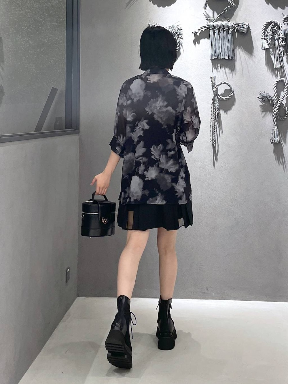 「夏コーデ、骨格ウェーブ、きれいめ、低身長、モード、個性派、デート/ロマンティック、HARE、きれいめカジュアル、ブラックコーデ、シアートップス、ショートパンツ、ミニスカート、パンツ」｜「HAREのデザインレースアップブーサン(HARE)（サンダル、ブラック系）」を使った、ぽんさん（レディース・155cm）の夏コーディネートの7枚目の写真