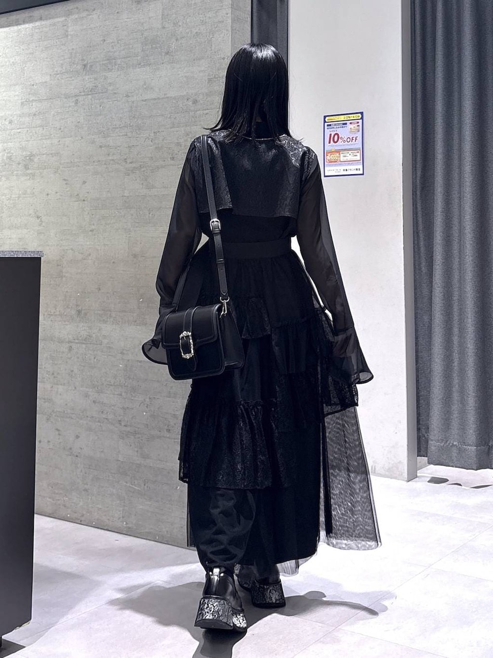 ホワイト系のタンクトップ、ブラック系のショルダーバッグ、グレー系のローファーを着用したレディースの春コーディネートの7枚目の写真