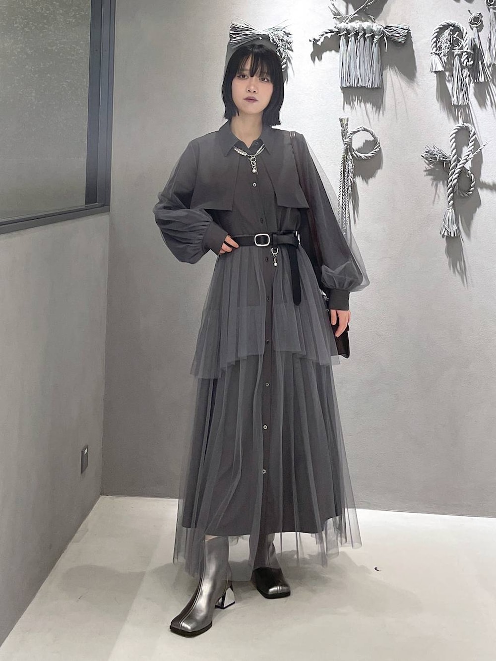 ブラック系のタンクトップ、グレー系のワンピース、ブラウン系のショルダーバッグを着用したレディースの秋コーディネートの5枚目の写真