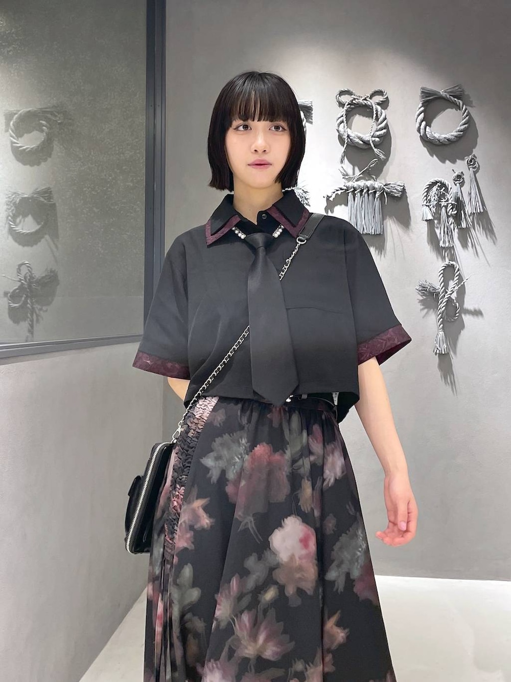 「低身長、デート/ロマンティック、夏コーデ、モード、個性派、骨格ウェーブ、きれいめ、カラーコーデ_HARE、HARE、ブラックコーデ、シャツ、ロングスカート、スカート、ネクタイ」｜「HAREのネクタイネックレス(HARE)（ネクタイ、ブラック系）」を使った、ぽんさん（レディース・155cm）の夏コーディネートの2枚目の写真