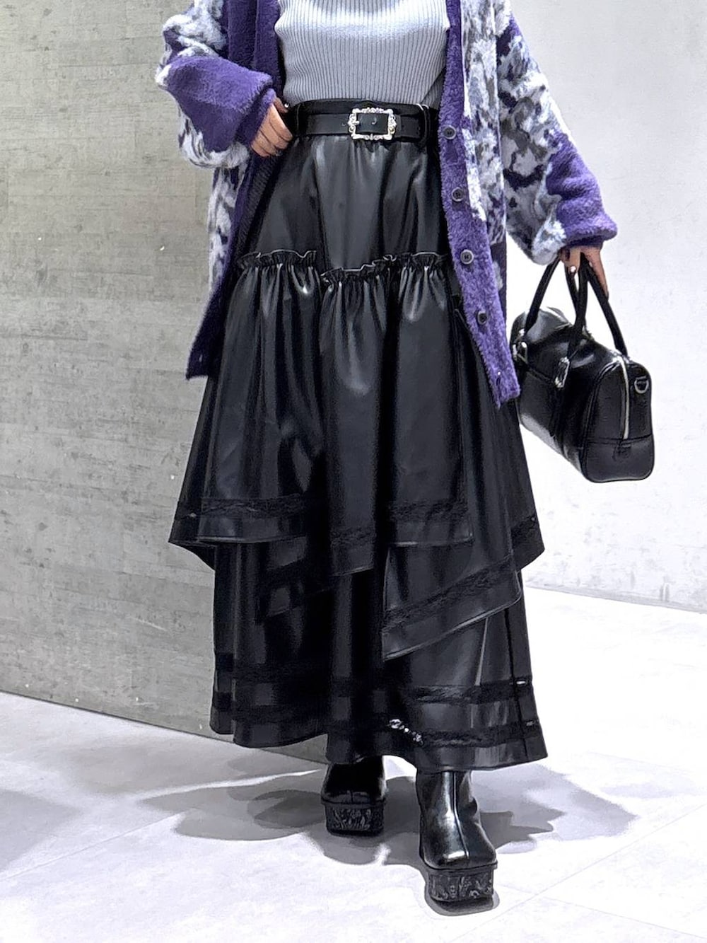 ブラック系のタンクトップ、グレー系のニット/セーター、パープル系のカーディガン/ボレロを着用したレディースの秋コーディネートの3枚目の写真