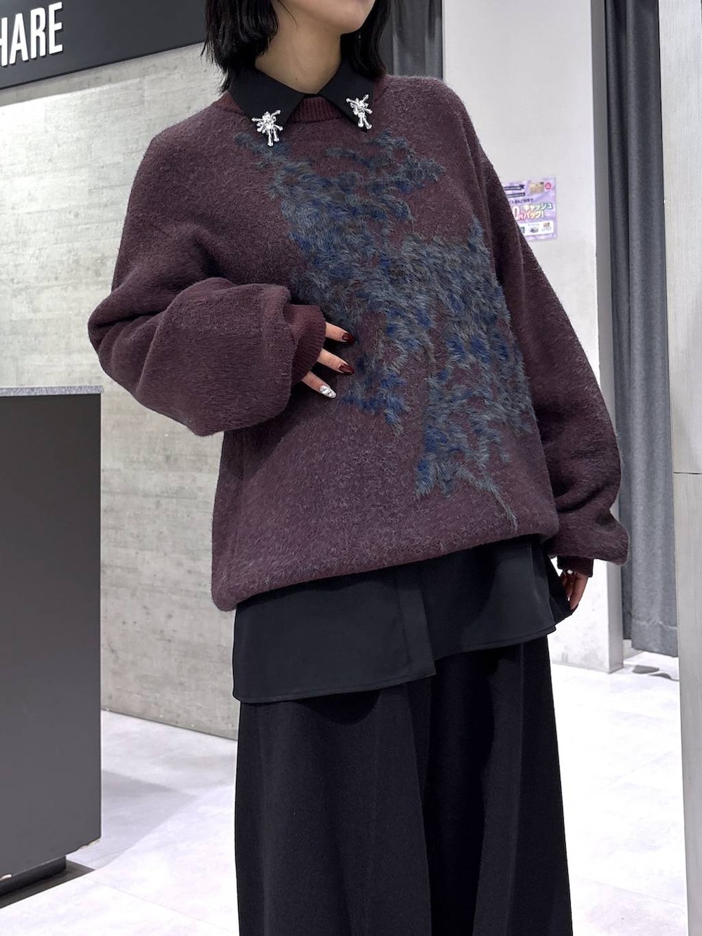 ブラック系のブーツ、レッド系のニット/セーター、ブラック系のスラックスを着用したレディースの秋コーディネートの2枚目の写真