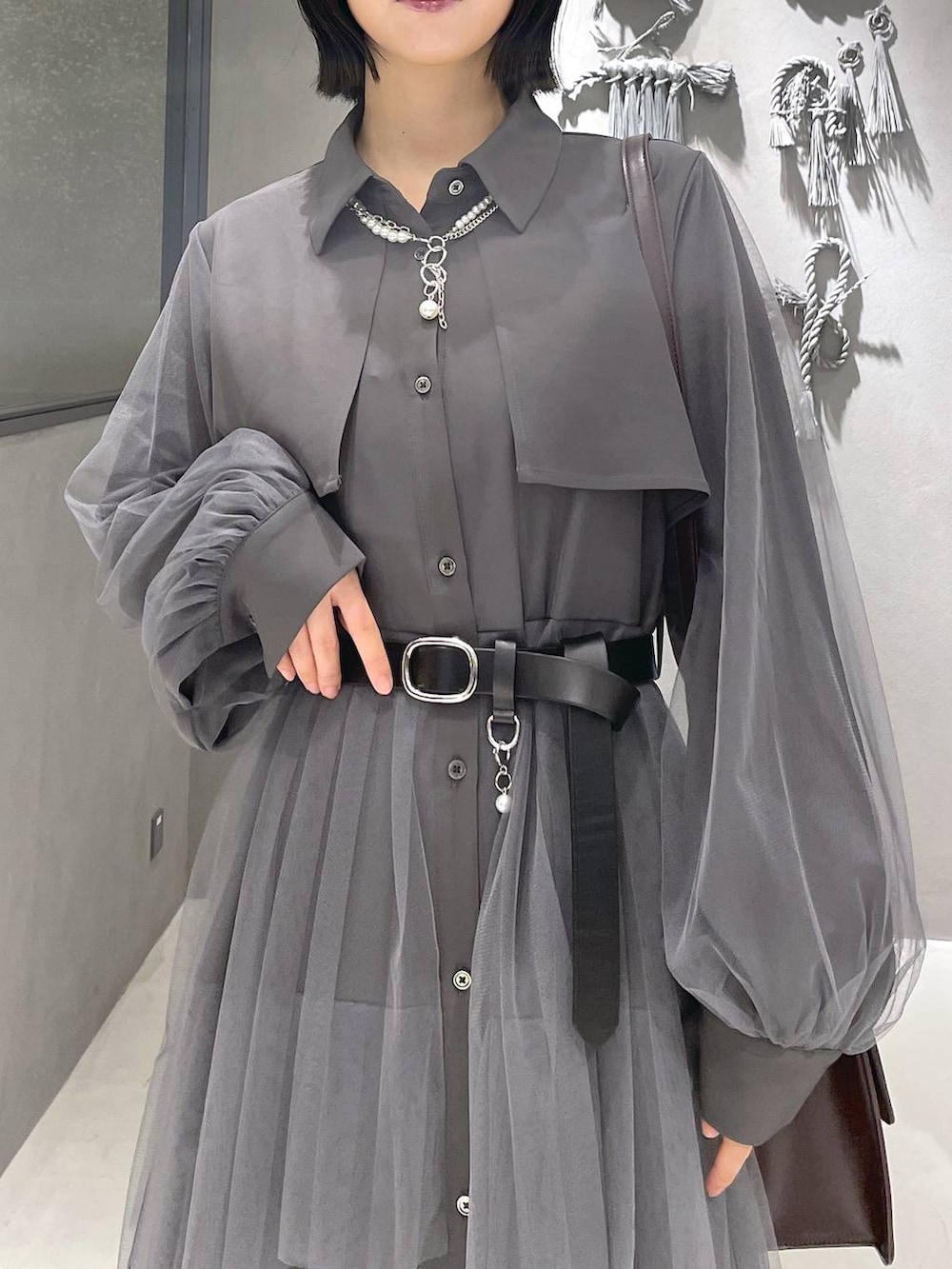 ブラック系のタンクトップ、グレー系のワンピース、ブラウン系のショルダーバッグを着用したレディースの秋コーディネートの2枚目の写真