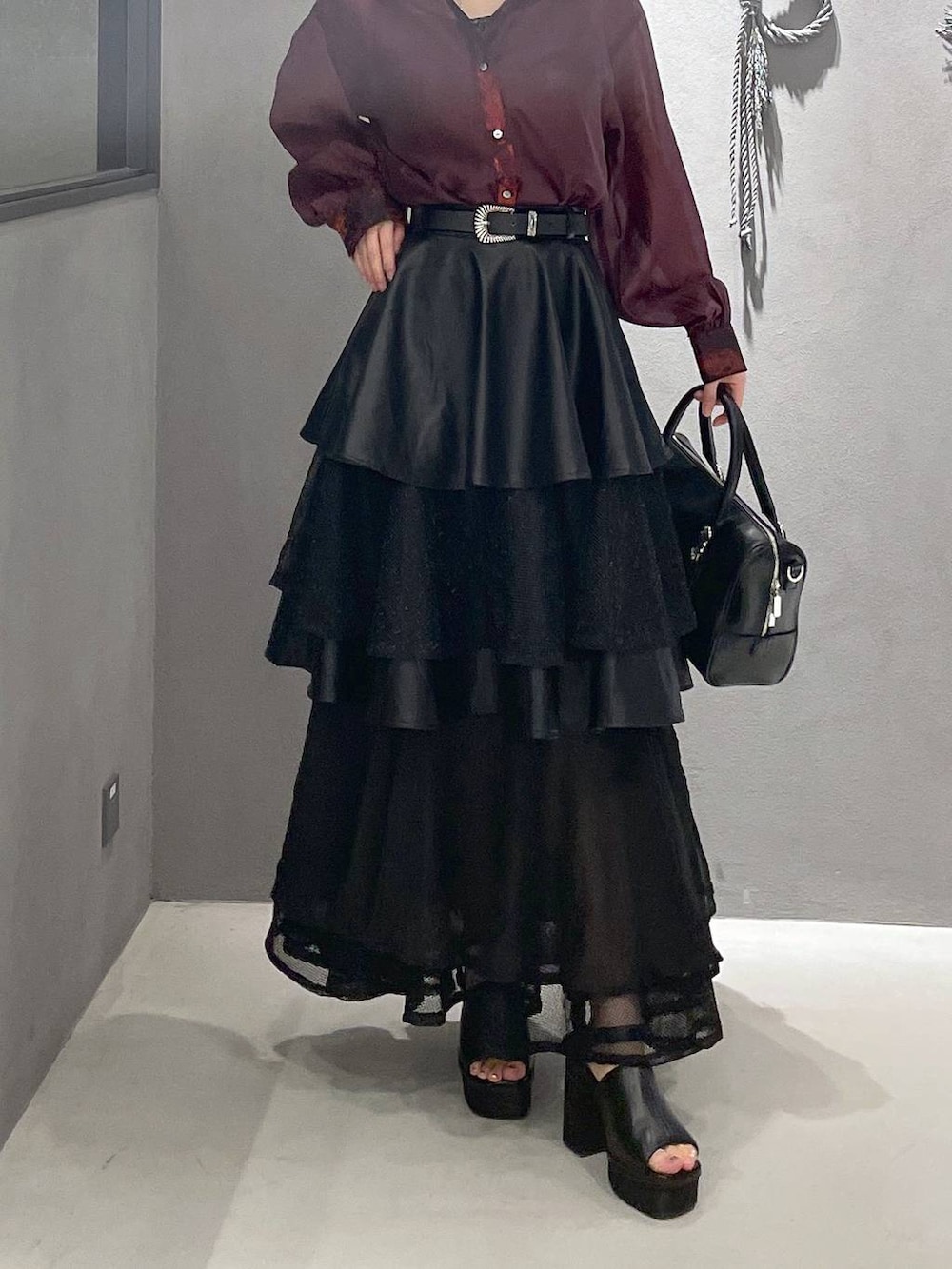 ブラック系のタンクトップ、ブラック系のサンダル、ブラック系のボストンバッグを着用したレディースの夏コーディネートの3枚目の写真