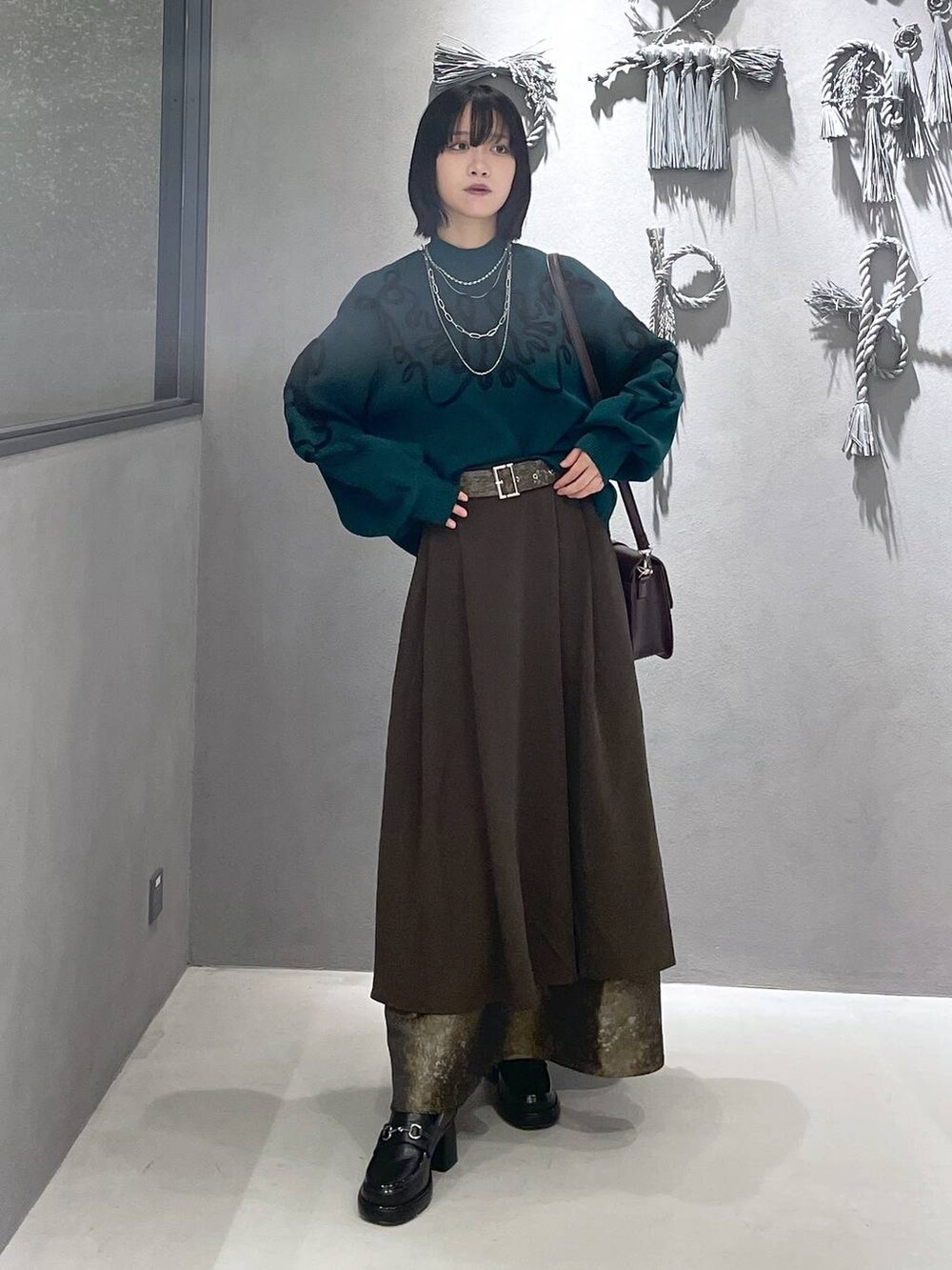 「低身長、モード、個性派、デート/ロマンティック、秋コーデ、骨格ウェーブ、きれいめ、カラーコーデ_HARE、HARE、冬コーデ、ニット、ロングスカート、スカート、ネックレス、ショルダーバッグ」｜「HAREの2WAYスクエアラメニットタンクトップ(HARE)（タンクトップ、ブラック系）」を使った、ぽんさん（レディース・155cm）の夏コーディネートの5枚目の写真