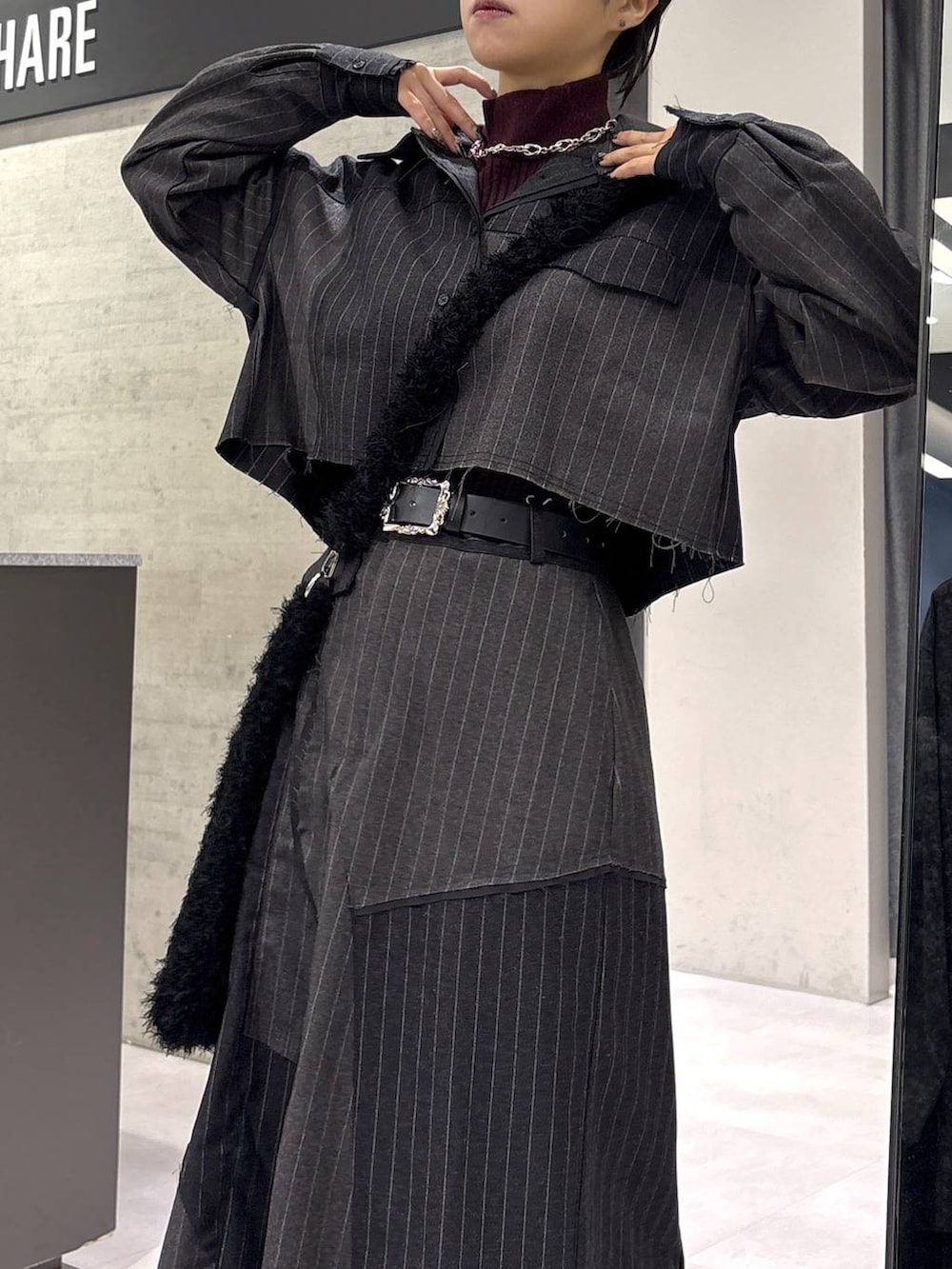 レッド系のニット/セーター、ブラック系のブーツ、ブラック系のショルダーバッグを着用したレディースの秋コーディネートの8枚目の写真