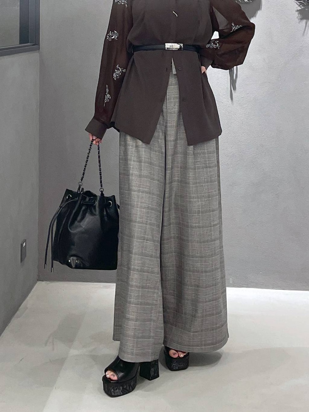 ブラック系のタンクトップ、グレー系のサンダル、ブラウン系のシャツ/ブラウスを着用したレディースの夏コーディネートの3枚目の写真