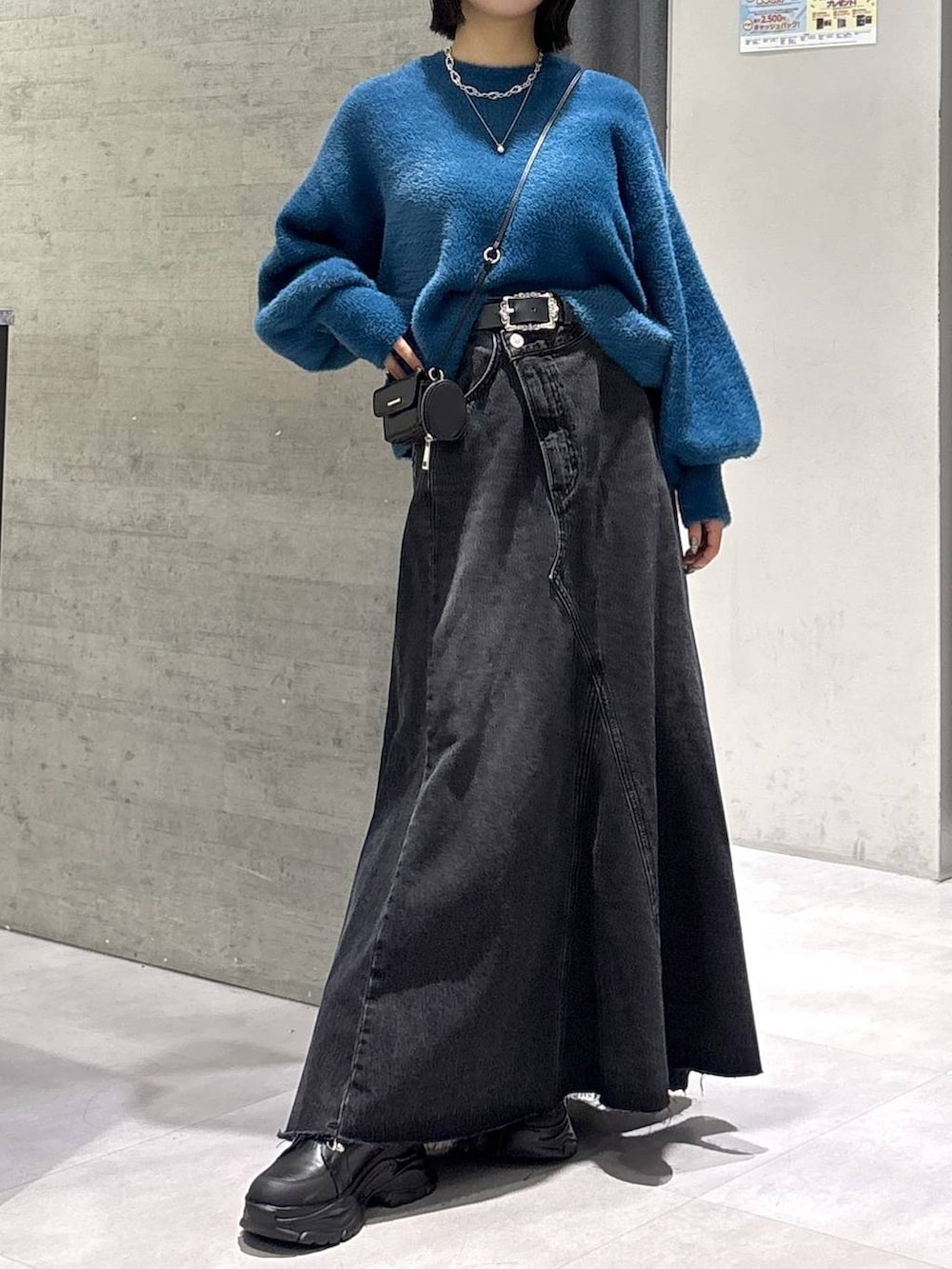 グレー系のタンクトップ、ブルー系のニット/セーター、ブラック系のブーツを着用したレディースの秋コーディネートの9枚目の写真