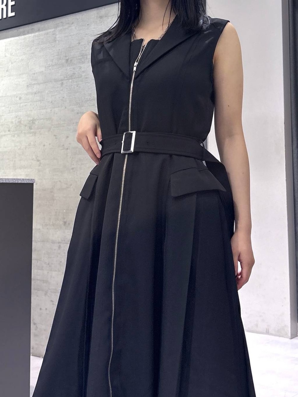 ブラック系のワンピース、ブラック系のスラックス、ブラック系のタンクトップを着用したレディースの夏コーディネートの5枚目の写真