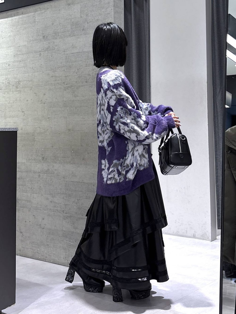 ブラック系のタンクトップ、グレー系のニット/セーター、パープル系のカーディガン/ボレロを着用したレディースの秋コーディネートの6枚目の写真