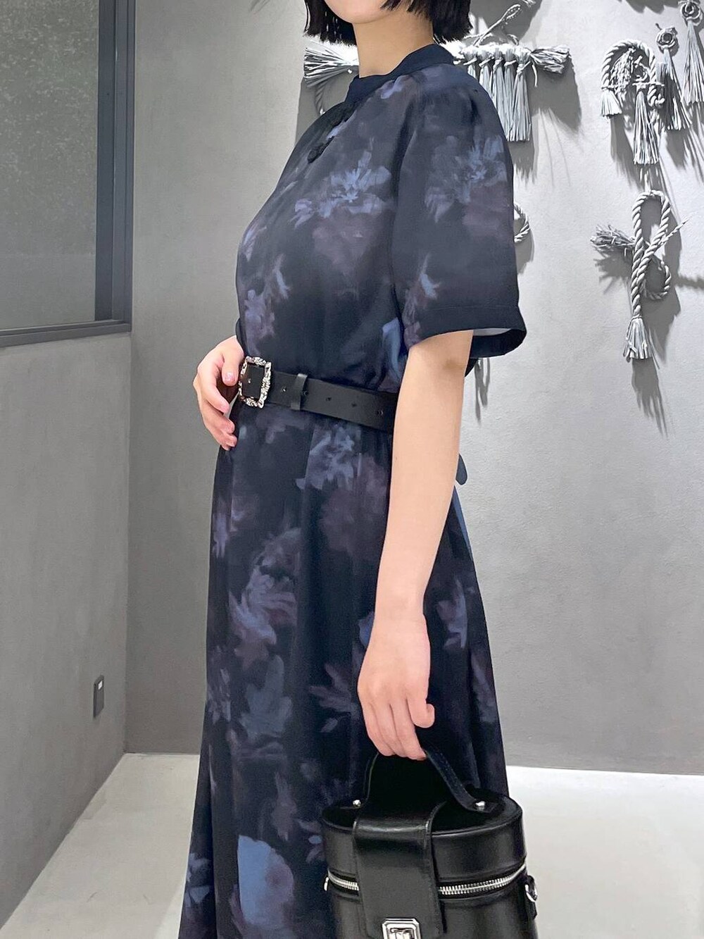 ブラック系のタンクトップ、ブラック系のサンダル、ブラック系のショルダーバッグを着用したレディースの夏コーディネートの8枚目の写真