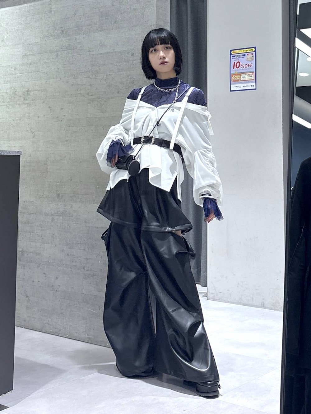 ブラック系のカーゴパンツ、パープル系のTシャツ/カットソー、ホワイト系のシャツ/ブラウスを着用したレディースの秋コーディネートの5枚目の写真