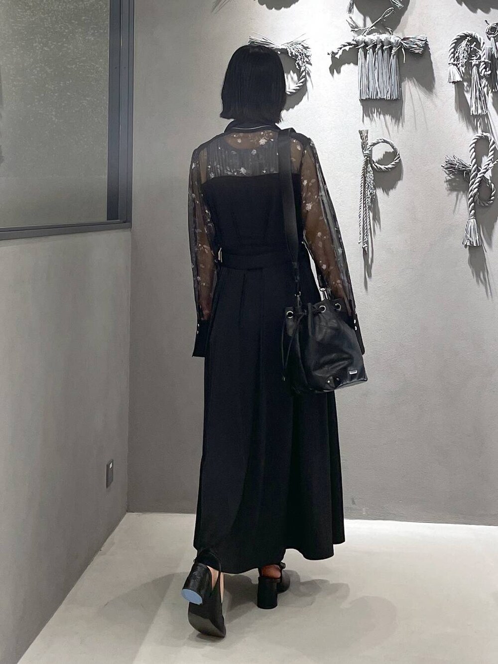 グレー系のタンクトップ、ブラック系のパンプス、ブラック系のショルダーバッグを着用したレディースの夏コーディネートの7枚目の写真