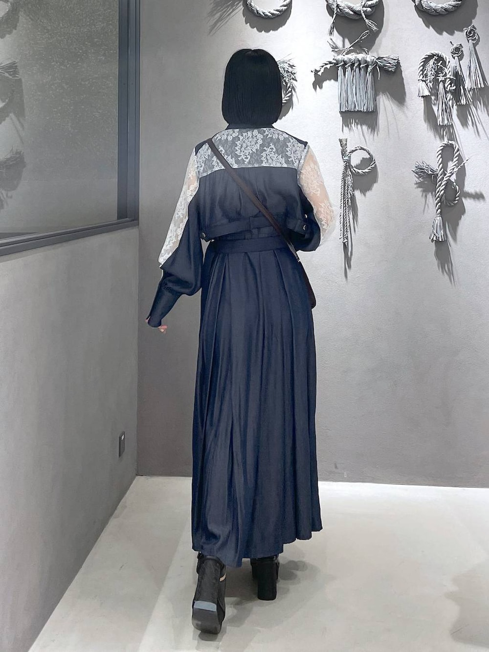 ブラック系のタンクトップ、ブラック系のサンダル、ブラウン系のショルダーバッグを着用したレディースの夏コーディネートの7枚目の写真