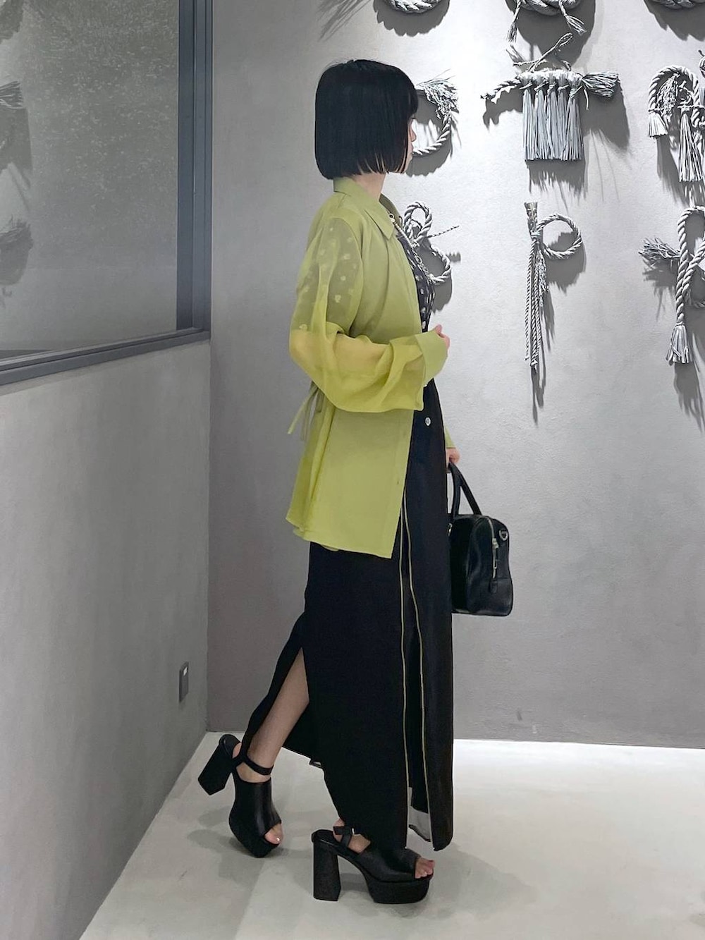 ブラック系のタンクトップ、ブラック系のサンダル、ブラック系のTシャツ/カットソーを着用したレディースの夏コーディネートの6枚目の写真