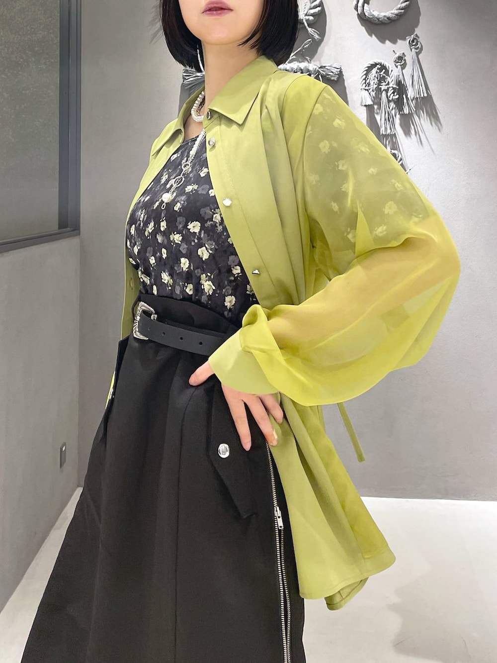 ブラック系のタンクトップ、ブラック系のサンダル、ブラック系のTシャツ/カットソーを着用したレディースの夏コーディネートの8枚目の写真