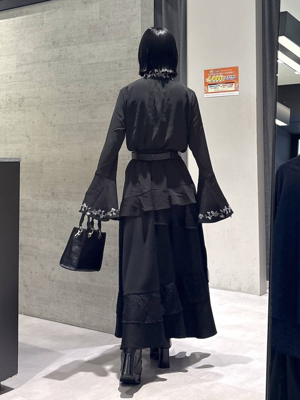 ブラック系のショルダーバッグ、ブラック系のシャツ/ブラウス、ブラック系のブーツを着用したレディースの秋コーディネートの7枚目の写真