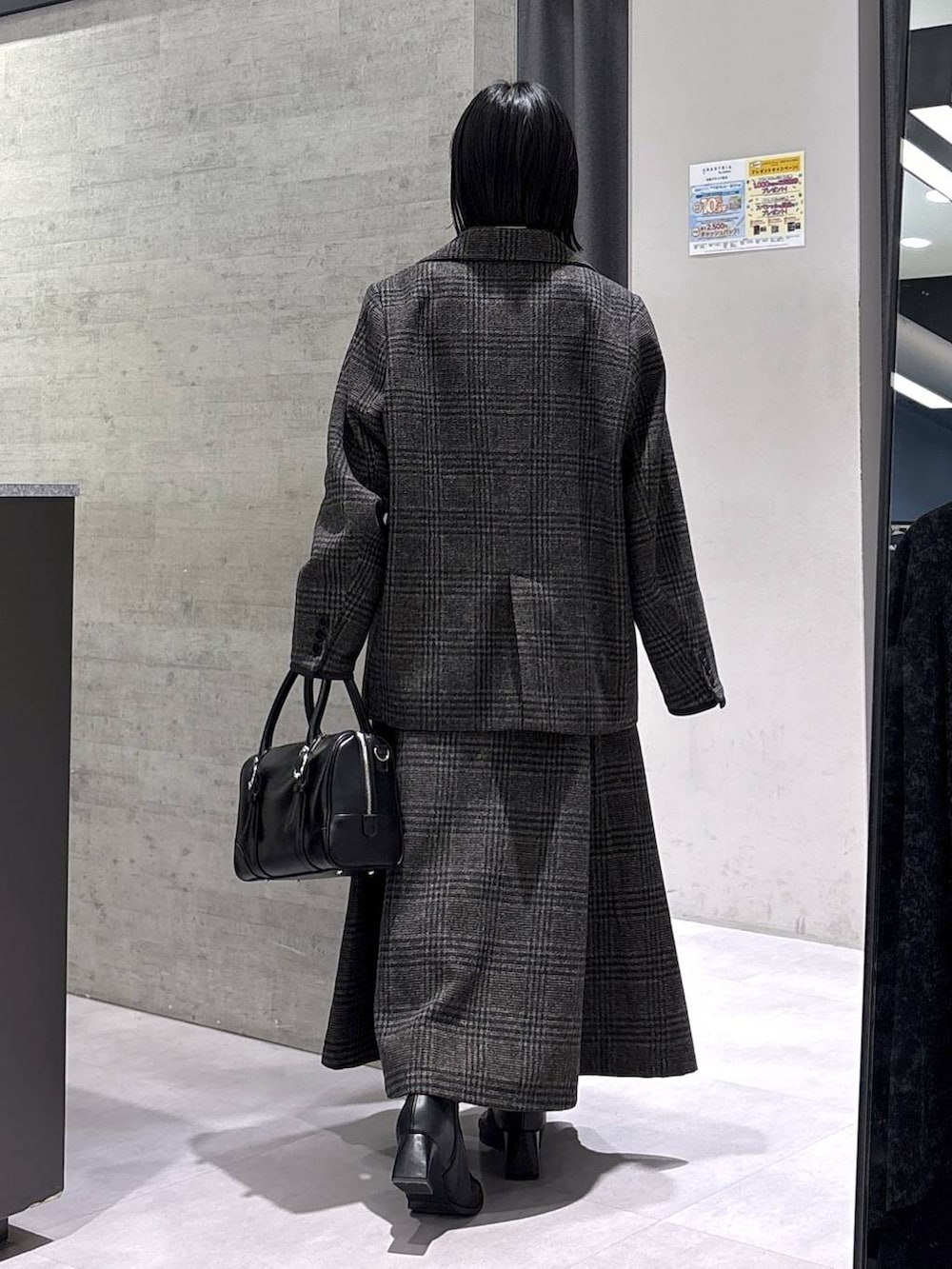 ホワイト系のタンクトップ、ブラック系のボストンバッグ、ホワイト系のシャツ/ブラウスを着用したレディースの秋コーディネートの7枚目の写真