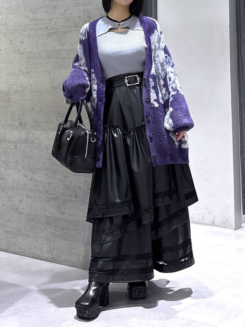 ブラック系のタンクトップ、グレー系のニット/セーター、パープル系のカーディガン/ボレロを着用したレディースの秋コーディネートの9枚目の写真