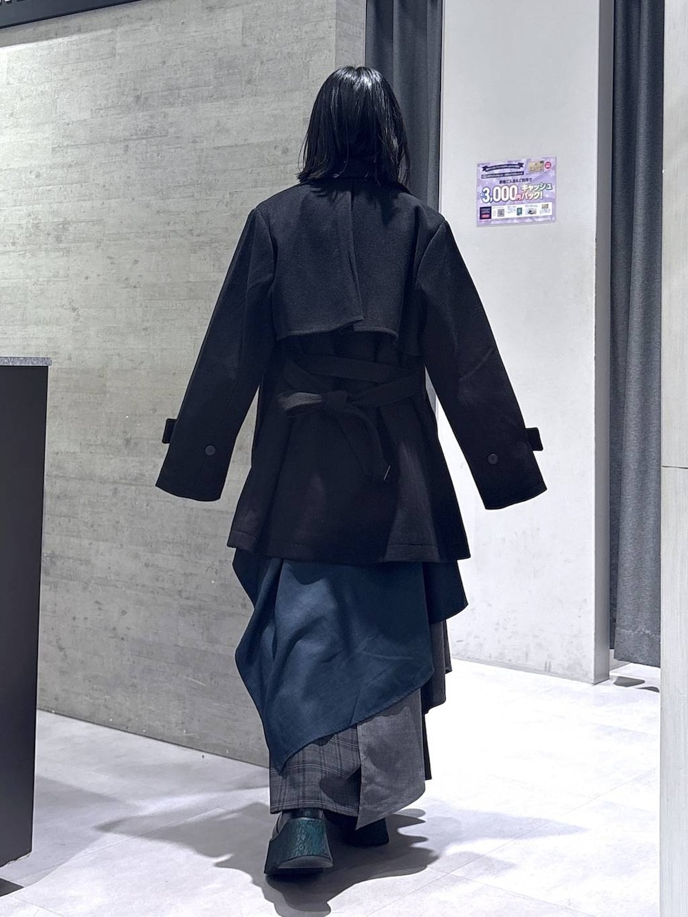 ブラック系のネクタイ、ブラック系のトレンチコート、グリーン系のブーツを着用したレディースの秋コーディネートの7枚目の写真