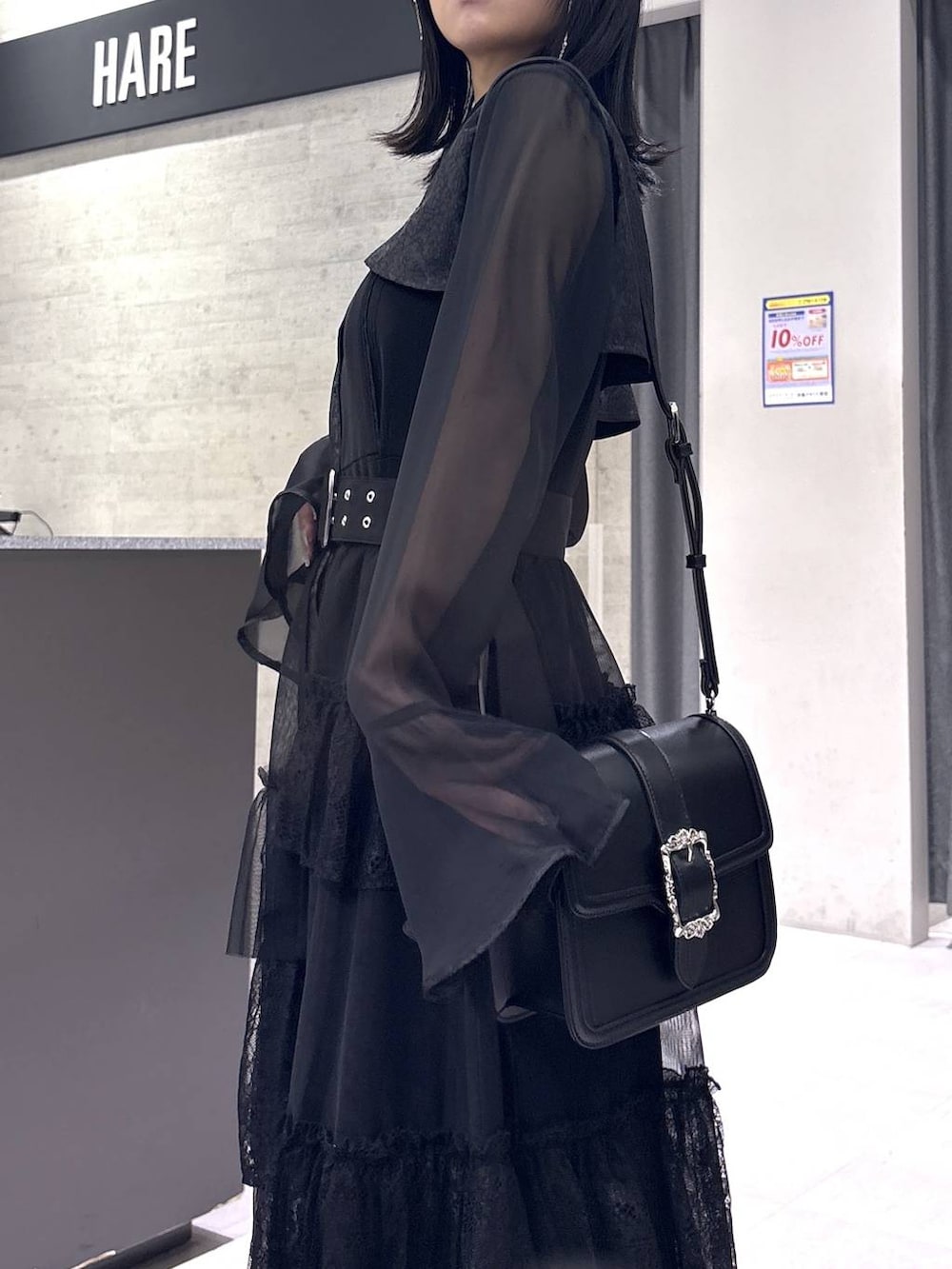 ホワイト系のタンクトップ、ブラック系のショルダーバッグ、グレー系のローファーを着用したレディースの春コーディネートの8枚目の写真