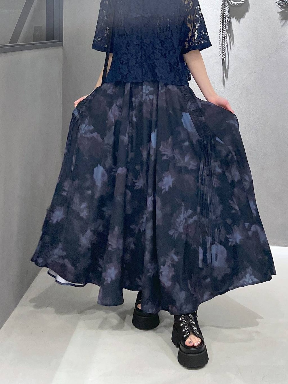 「HARE、低身長、モード、個性派、デート/ロマンティック、夏コーデ、骨格ウェーブ、きれいめ、カラーコーデ_HARE、シャツ、ロングスカート、スカート」｜「HAREのデザインレースアップブーサン(HARE)（サンダル、ブラック系）」を使った、ぽんさん（レディース・155cm）の夏コーディネートの3枚目の写真