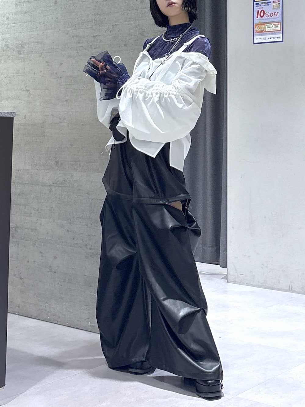 ブラック系のカーゴパンツ、パープル系のTシャツ/カットソー、ホワイト系のシャツ/ブラウスを着用したレディースの秋コーディネートの9枚目の写真