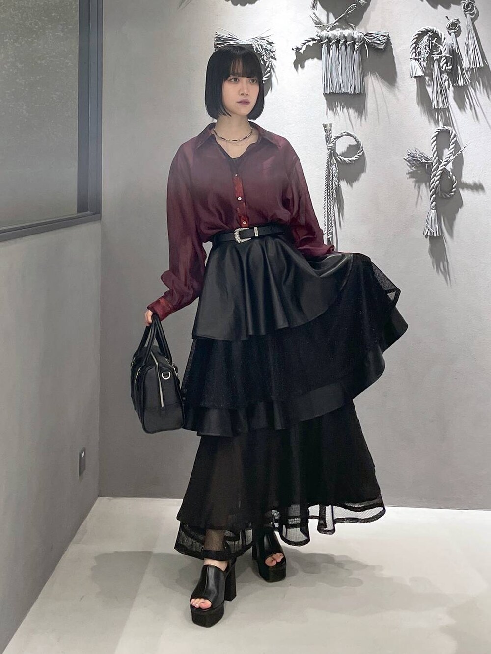 ブラック系のタンクトップ、ブラック系のサンダル、ブラック系のボストンバッグを着用したレディースの夏コーディネートの5枚目の写真