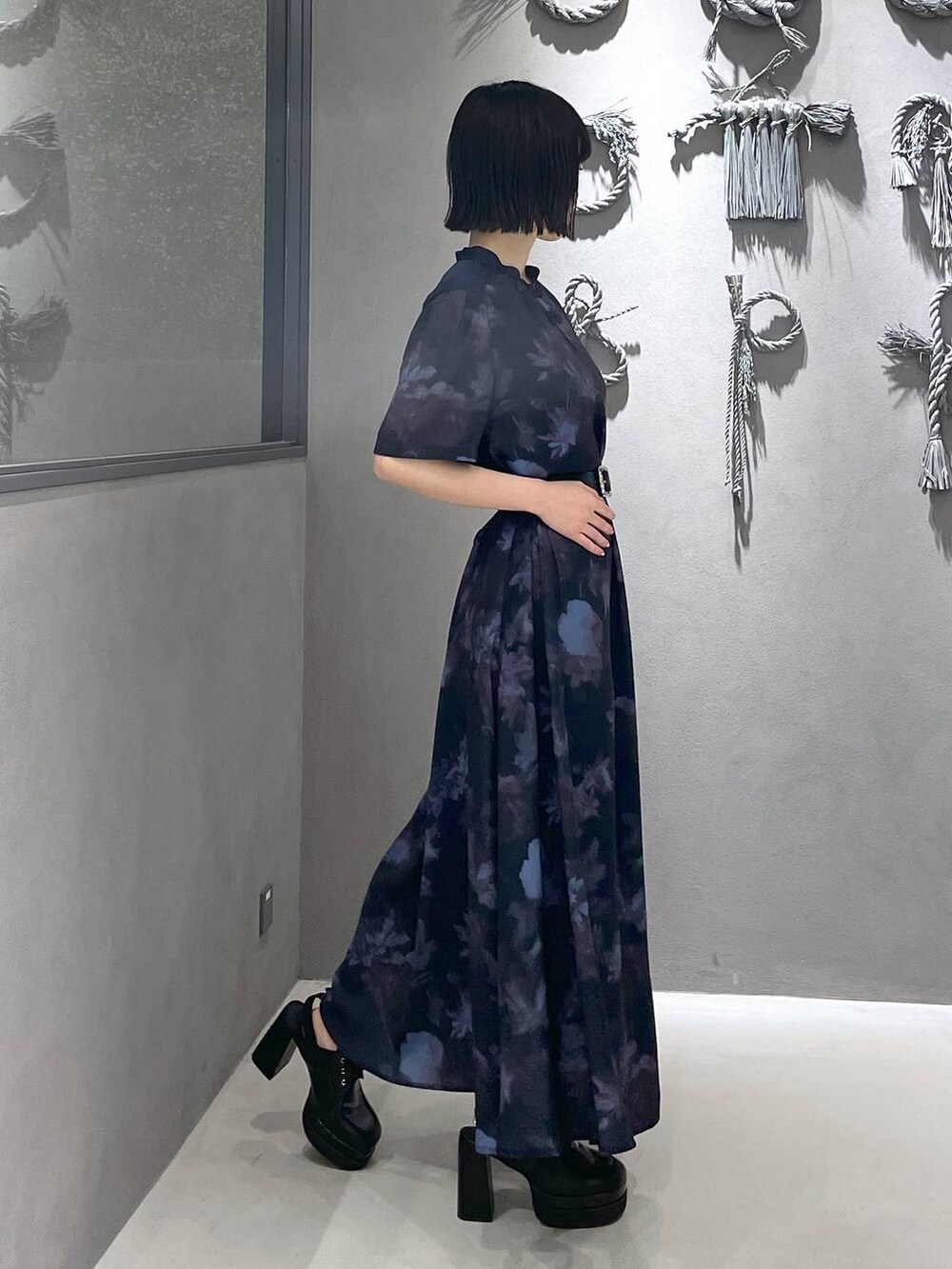 ブラック系のタンクトップ、ブラック系のサンダル、ブラック系のショルダーバッグを着用したレディースの夏コーディネートの6枚目の写真