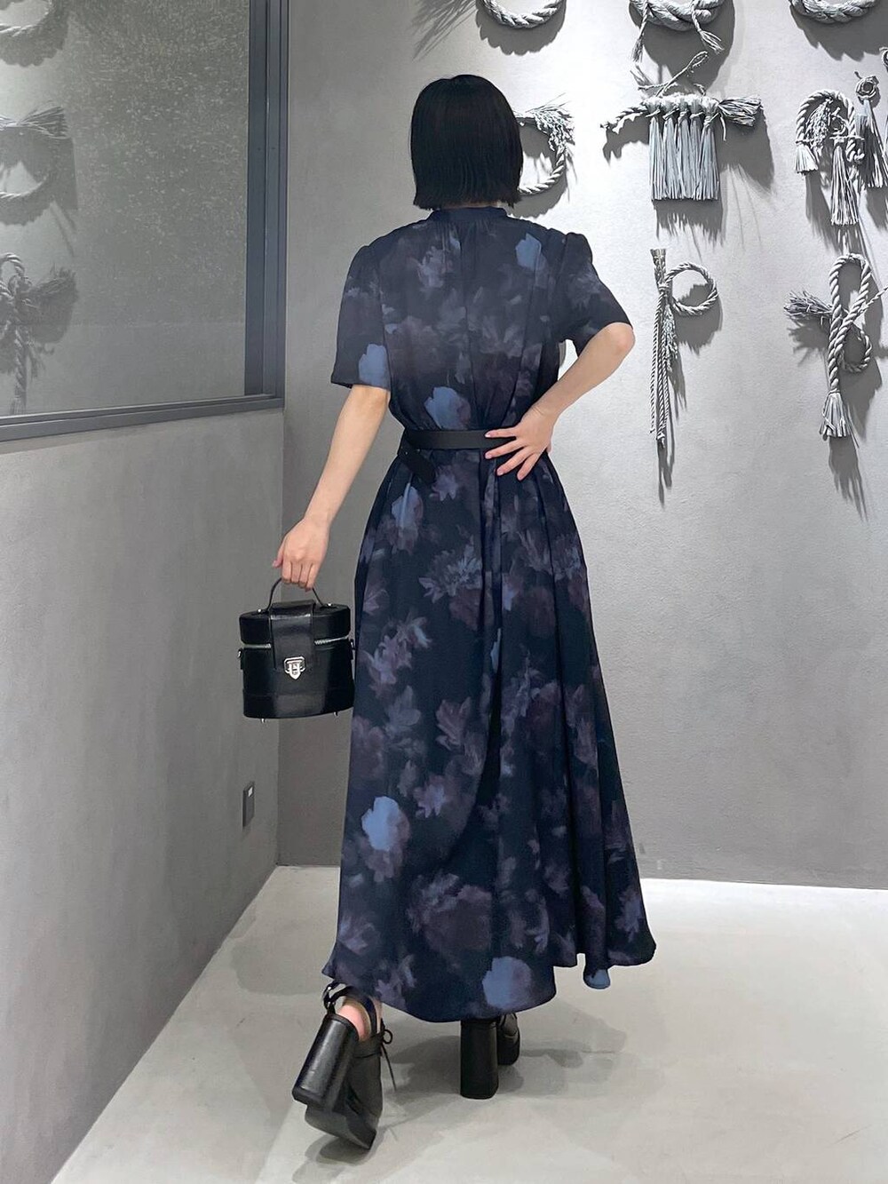 ブラック系のタンクトップ、ブラック系のサンダル、ブラック系のショルダーバッグを着用したレディースの夏コーディネートの7枚目の写真