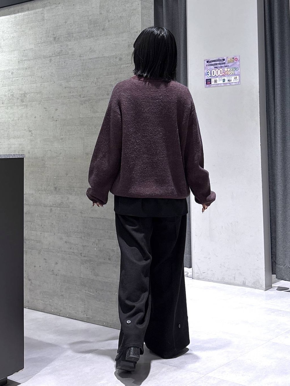 ブラック系のブーツ、レッド系のニット/セーター、ブラック系のスラックスを着用したレディースの秋コーディネートの7枚目の写真