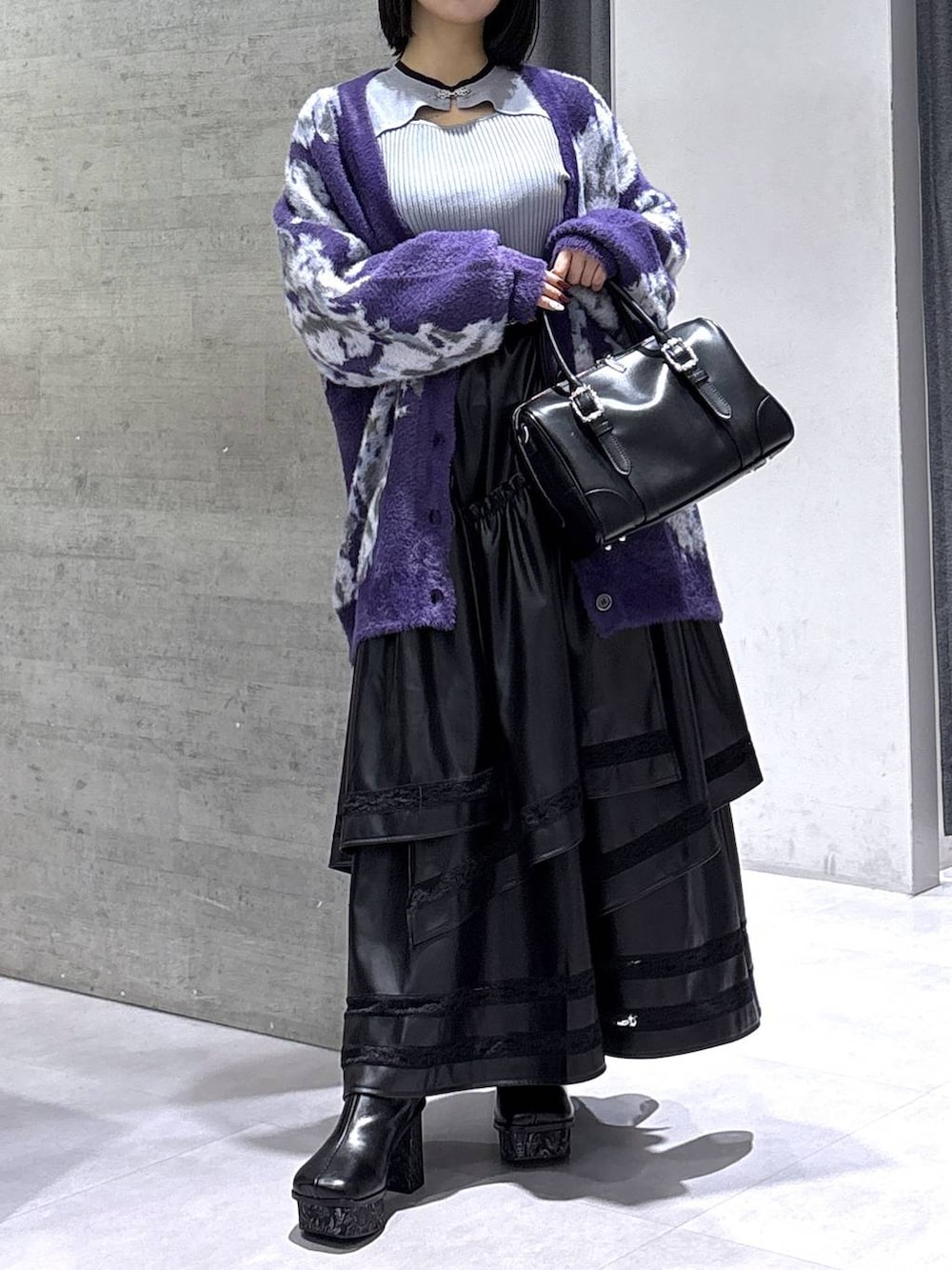 ブラック系のタンクトップ、グレー系のニット/セーター、パープル系のカーディガン/ボレロを着用したレディースの秋コーディネートの4枚目の写真