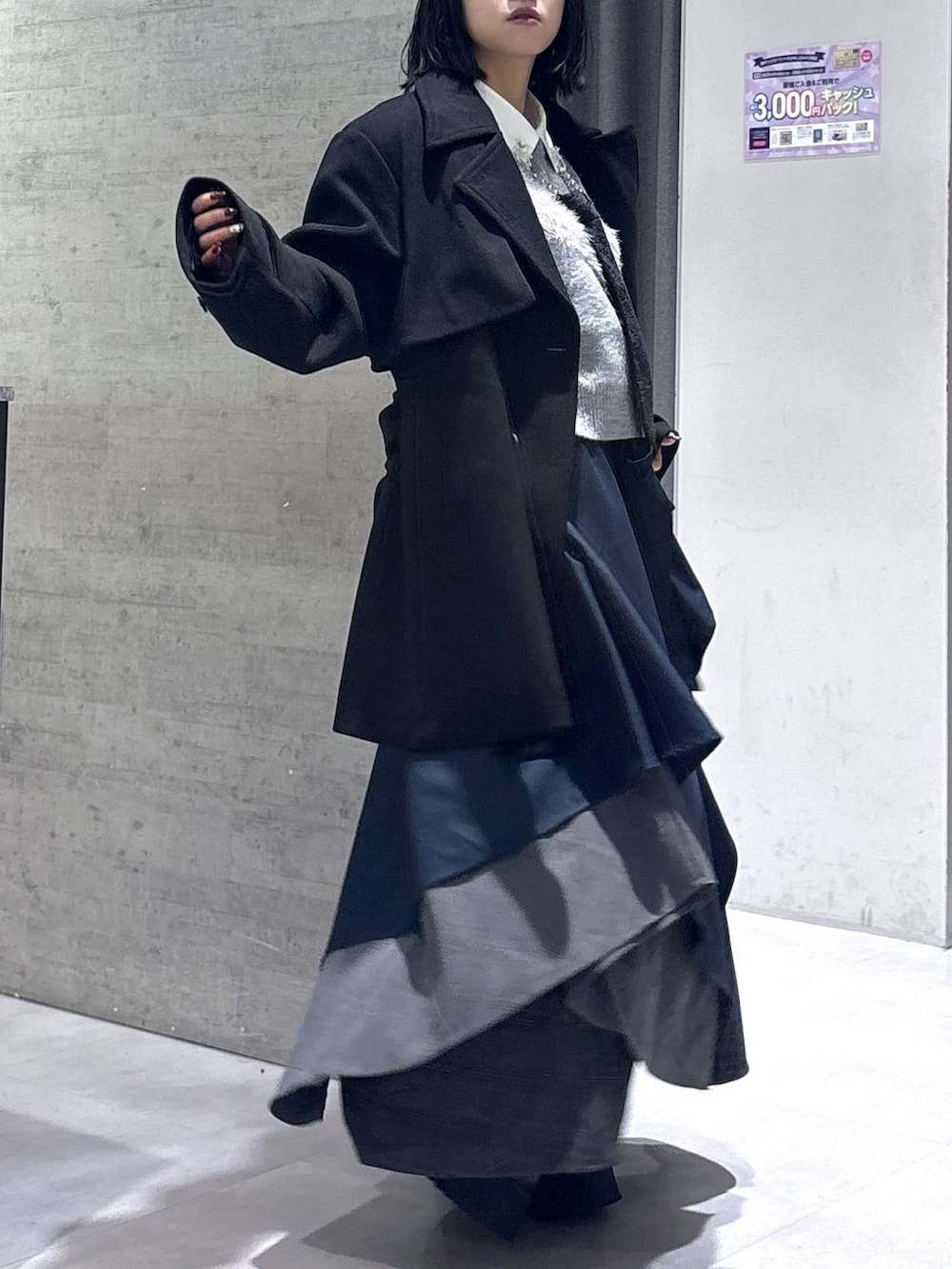 ブラック系のネクタイ、ブラック系のトレンチコート、グリーン系のブーツを着用したレディースの秋コーディネートの4枚目の写真