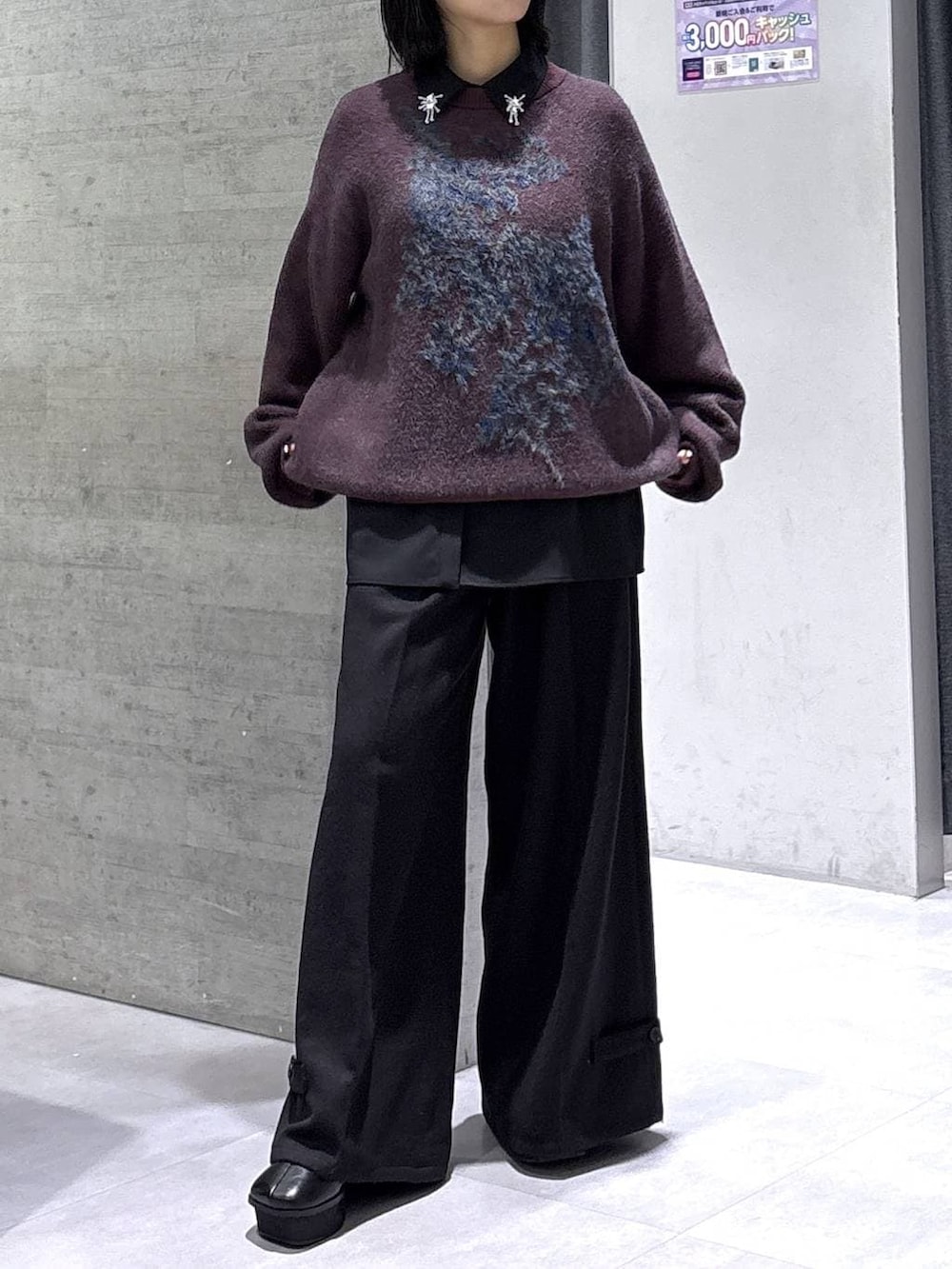 ブラック系のブーツ、レッド系のニット/セーター、ブラック系のスラックスを着用したレディースの秋コーディネートの4枚目の写真