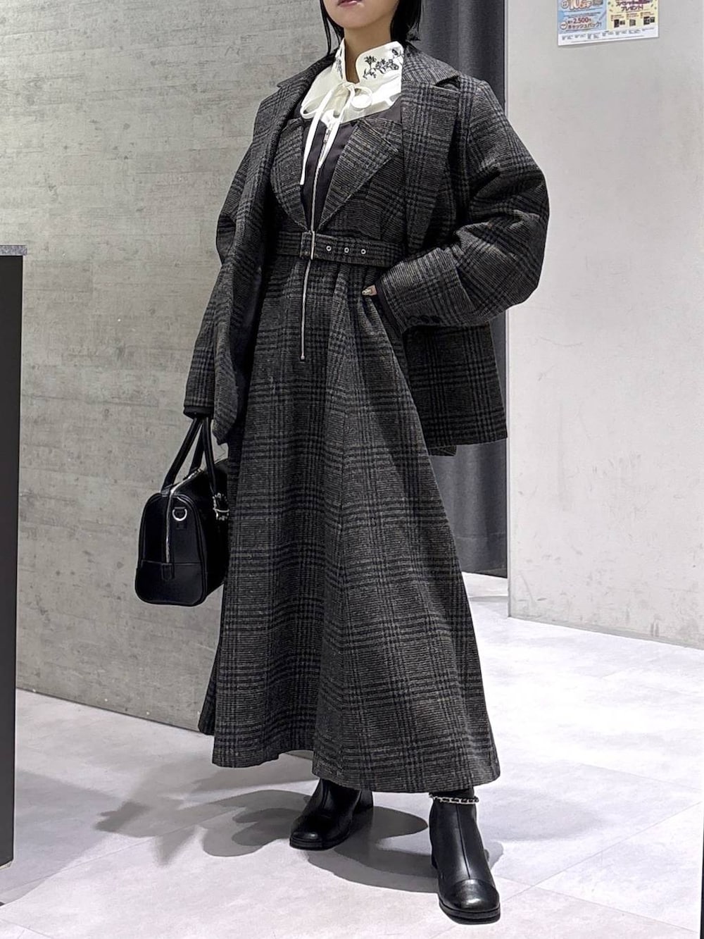 ホワイト系のタンクトップ、ブラック系のボストンバッグ、ホワイト系のシャツ/ブラウスを着用したレディースの秋コーディネートの4枚目の写真