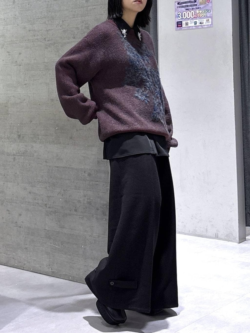 ブラック系のブーツ、レッド系のニット/セーター、ブラック系のスラックスを着用したレディースの秋コーディネートの9枚目の写真