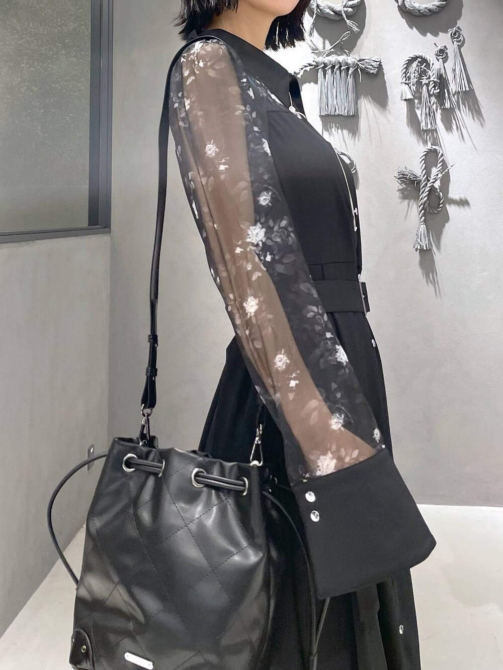 グレー系のタンクトップ、ブラック系のパンプス、ブラック系のショルダーバッグを着用したレディースの夏コーディネートの8枚目の写真