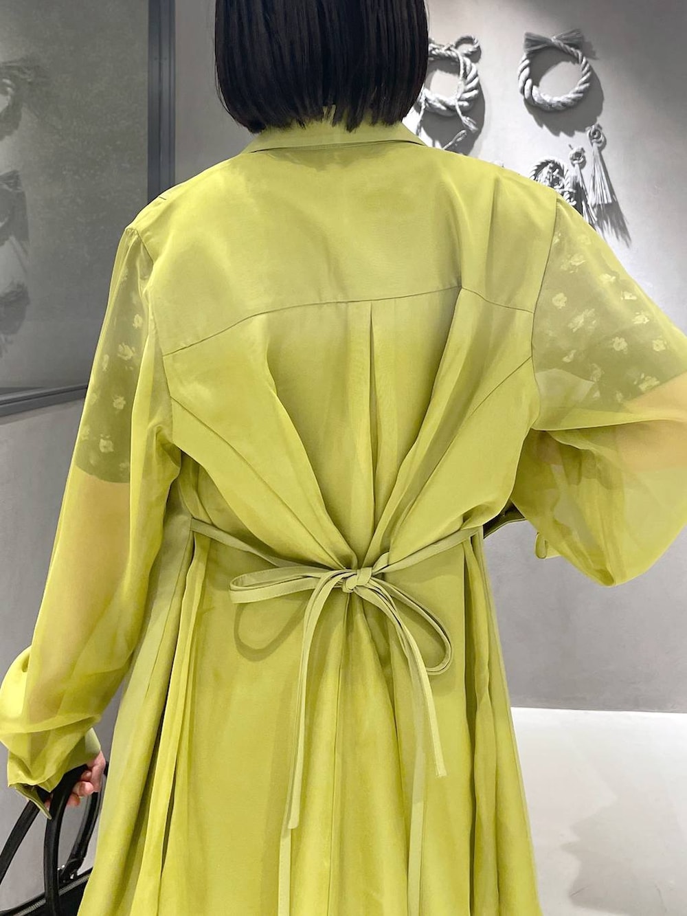 ブラック系のタンクトップ、ブラック系のサンダル、ブラック系のTシャツ/カットソーを着用したレディースの夏コーディネートの3枚目の写真