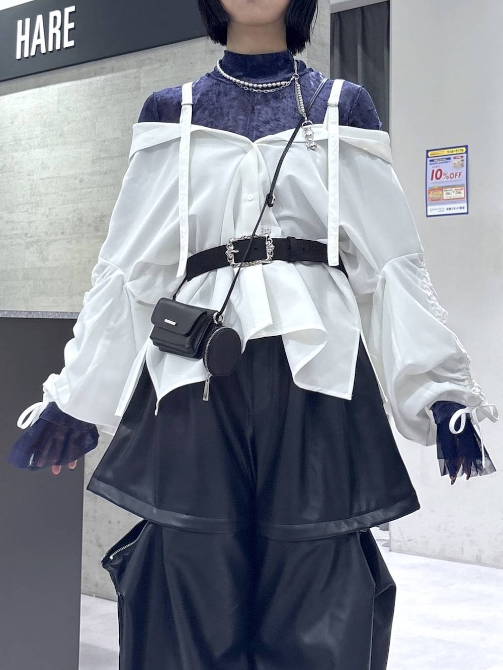 ブラック系のカーゴパンツ、パープル系のTシャツ/カットソー、ホワイト系のシャツ/ブラウスを着用したレディースの秋コーディネートの2枚目の写真