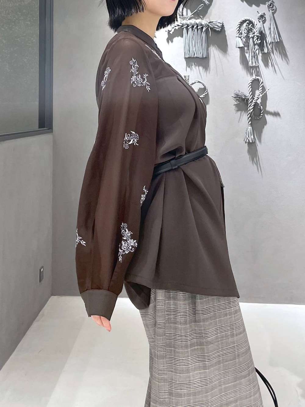 ブラック系のタンクトップ、グレー系のサンダル、ブラウン系のシャツ/ブラウスを着用したレディースの夏コーディネートの8枚目の写真