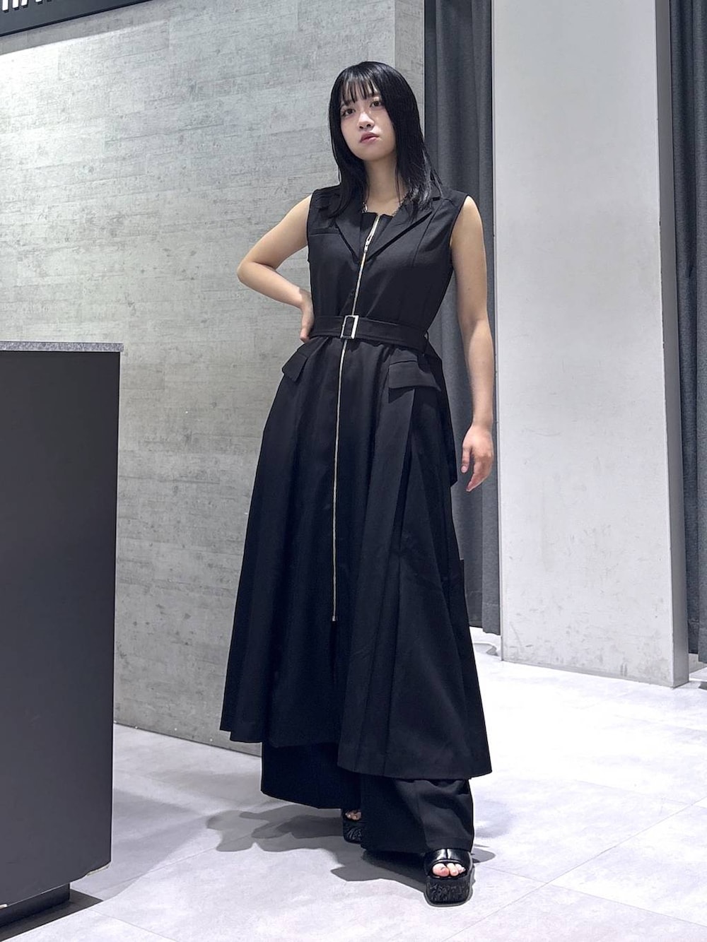 ブラック系のワンピース、ブラック系のスラックス、ブラック系のタンクトップを着用したレディースの夏コーディネートの8枚目の写真