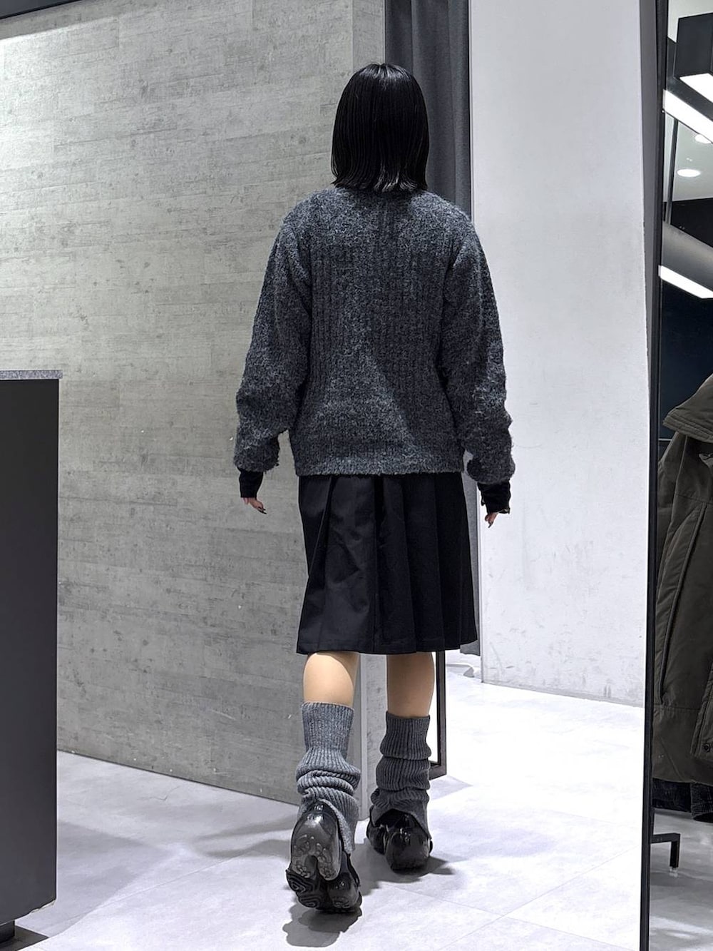 ブラック系のスカート、グレー系のカーディガン/ボレロ、ブラック系のベルトを着用したレディースの冬コーディネートの7枚目の写真