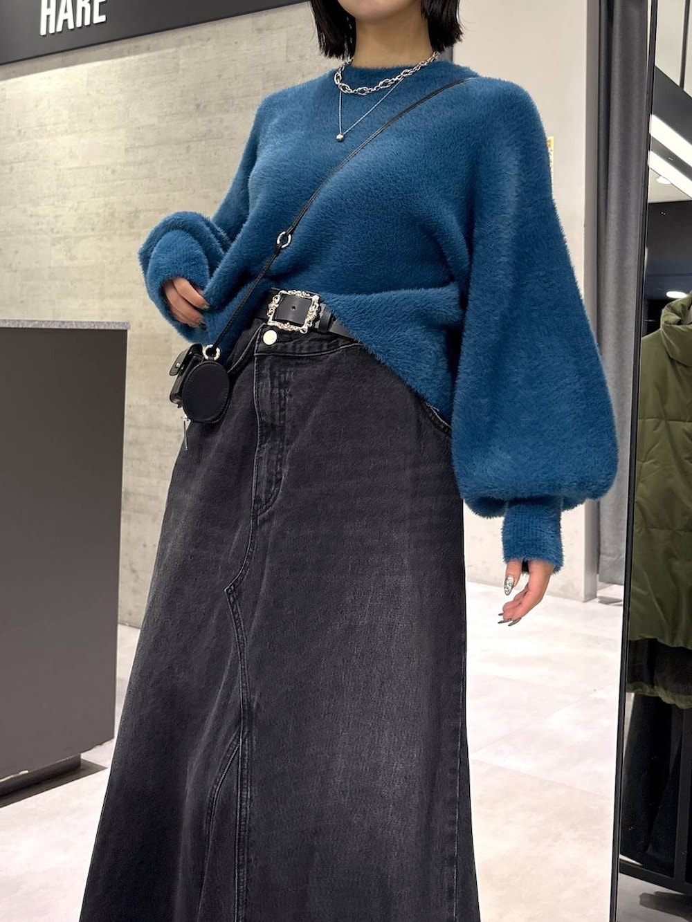 グレー系のタンクトップ、ブルー系のニット/セーター、ブラック系のブーツを着用したレディースの秋コーディネートの8枚目の写真