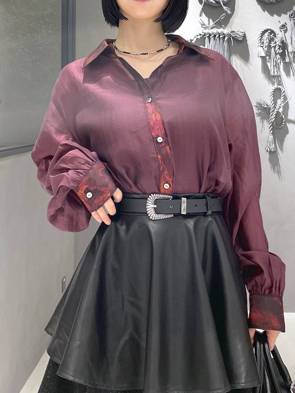 ブラック系のタンクトップ、ブラック系のサンダル、ブラック系のボストンバッグを着用したレディースの夏コーディネートの2枚目の写真