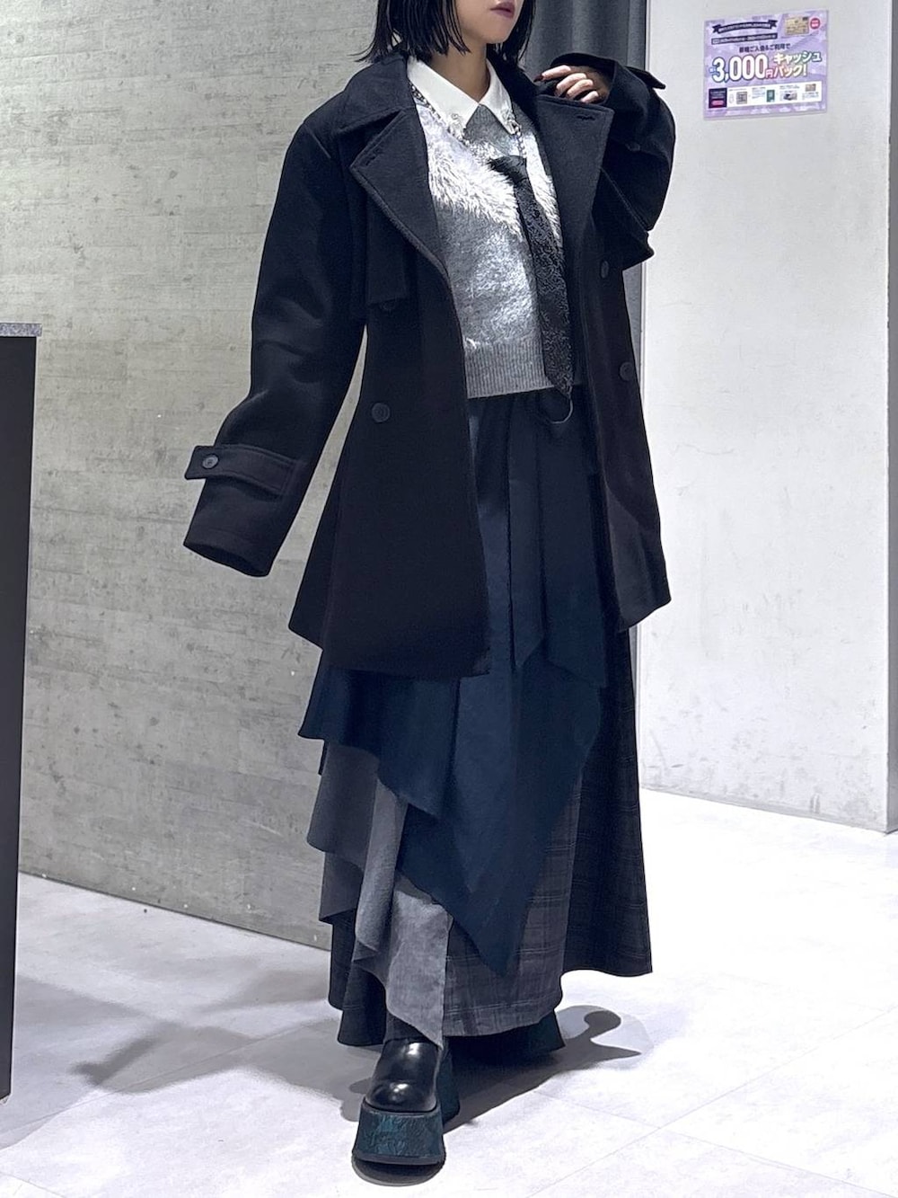 ブラック系のネクタイ、ブラック系のトレンチコート、グリーン系のブーツを着用したレディースの秋コーディネートの9枚目の写真