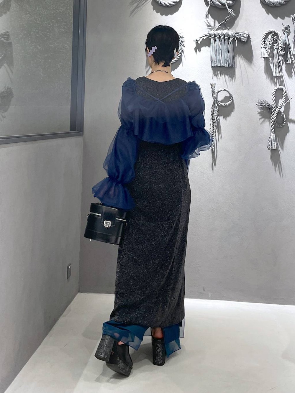 ブラック系のタンクトップ、グレー系のサンダル、ブラック系のショルダーバッグを着用したレディースの夏コーディネートの7枚目の写真