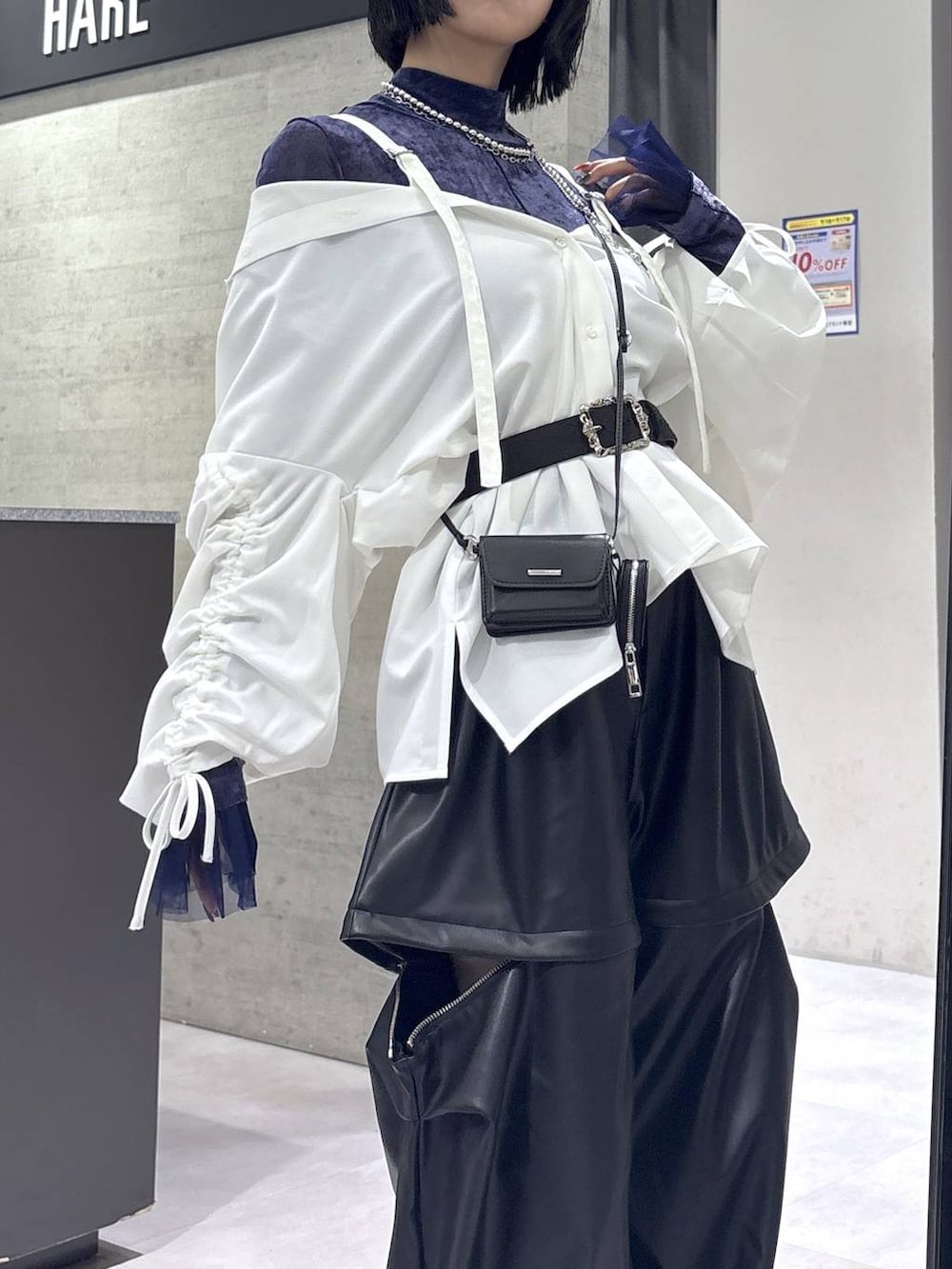 ブラック系のカーゴパンツ、パープル系のTシャツ/カットソー、ホワイト系のシャツ/ブラウスを着用したレディースの秋コーディネートの8枚目の写真