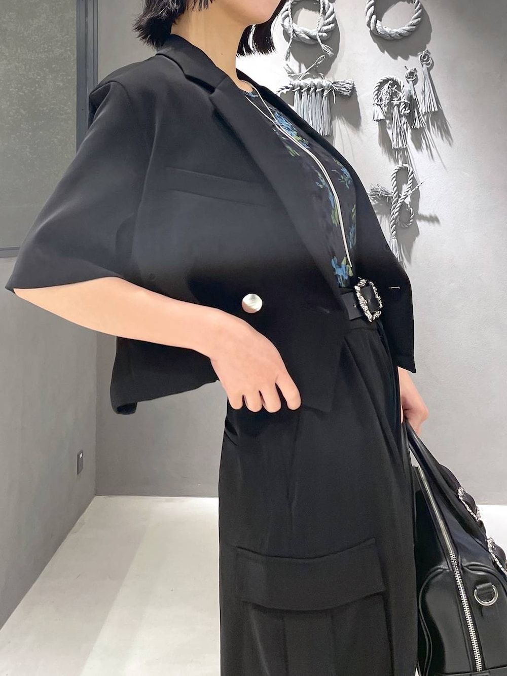 「個性派、デート/ロマンティック、夏コーデ、骨格ウェーブ、きれいめ、HARE、レイヤードスタイル、低身長、モード、ブラックコーデ、きれいめカジュアル、シアートップス、ジャケット、パンツ、セットアップ」｜「HAREの2WAYスクエアラメニットタンクトップ(HARE)（タンクトップ、ブラック系）」を使った、ぽんさん（レディース・155cm）の夏コーディネートの8枚目の写真