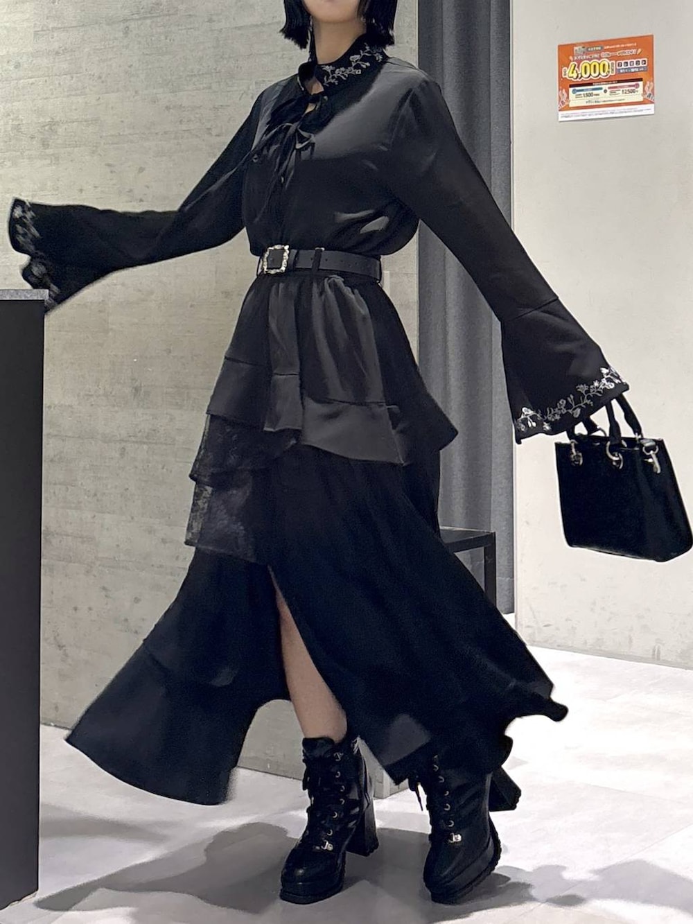 ブラック系のショルダーバッグ、ブラック系のシャツ/ブラウス、ブラック系のブーツを着用したレディースの秋コーディネートの4枚目の写真